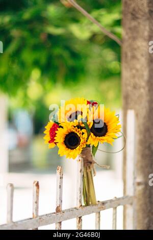 Mariage bouquet de mariée de tournesols sur une clôture en métal. Mariage i Banque D'Images