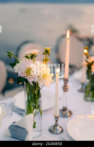 Des asters blancs sont sur la table du restaurant. Décorations de mariage Banque D'Images