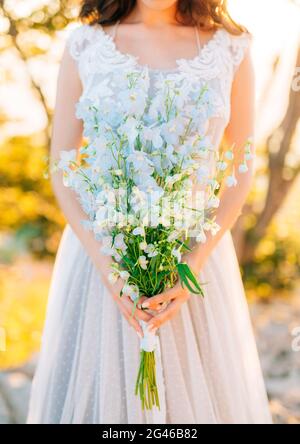 Bouquet de mariée mariage de Delphinium bleu dans les mains de la br Banque D'Images