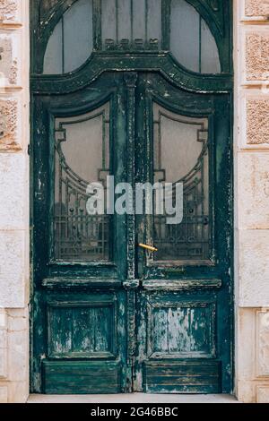 Portes vertes. La texture du bois. Minable, ancienne peinture irradiés. Banque D'Images