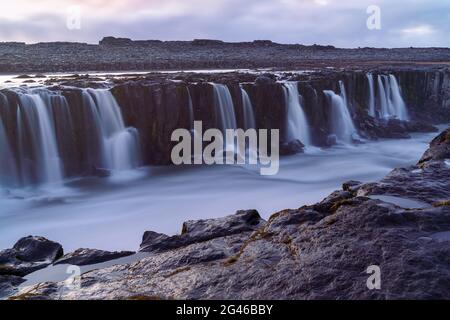 Une vue magnifique sur les nombreux ruisseaux de cascades qui coulent jusqu'à la rivière à la Dettifoss, Islande Banque D'Images