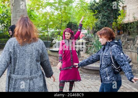 Tbilissi/Géorgie - 10/30/2016 : les femmes géorgiennes dansent dans le parc Banque D'Images