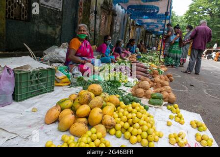 PONDICHÉRY, INDE - juin 2021 : marché des fruits et légumes pendant le confinement causé par la couronne. Banque D'Images