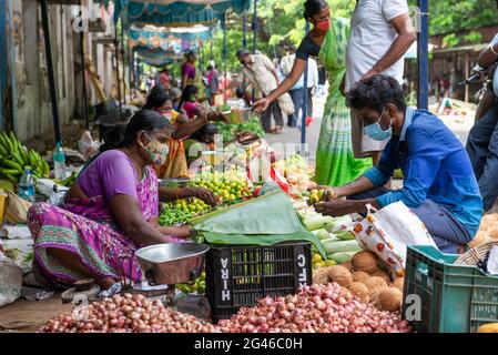 PONDICHÉRY, INDE - juin 2021 : marché des fruits et légumes pendant le confinement causé par la couronne. Banque D'Images