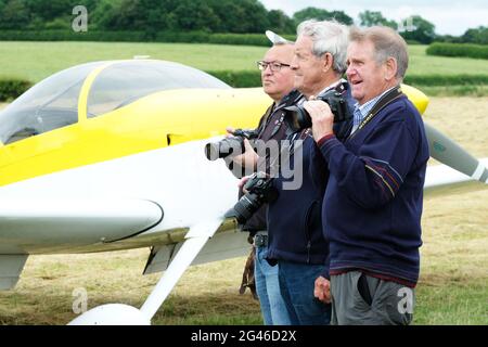 Terrain d'aviation de Turaneswon, Buckinghamshire, Royaume-Uni - Samedi 19 juin 2021 - les pilotes et les passionnés d'aviation profitent de l'occasion pour assister aujourd'hui au vol-In d'Air Britain à l'aérodrome de Turaneswon lors d'une journée d'été. La photo montre les amateurs d'aviation debout à côté d'un minibus construit à domicile avion de sport de RV. Photo Steven May / Alamy Live News Banque D'Images