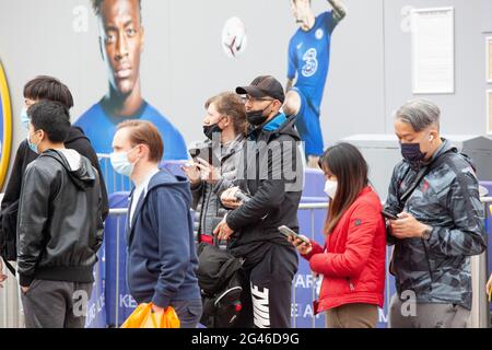 Londres, Royaume-Uni, 19 juin 2021 : une campagne de vaccination au stade Stamford Bridge de Chelsea espère augmenter les taux de vaccination à Londres, qui sont inférieurs à la moyenne nationale de 80% des adultes ayant eu leur premier jab. Tous les adultes peuvent maintenant prendre rendez-vous ou assister à l'un des nombreux centres de vaccination sans rendez-vous. Anna Watson/Alay Live News Banque D'Images