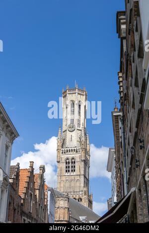 Vue verticale sur le clocher de la cathédrale Saint-Salvator dans le centre-ville de Bruges Banque D'Images
