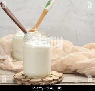 Yaourt maison dans un pot transparent en verre sur une table en bois Banque D'Images