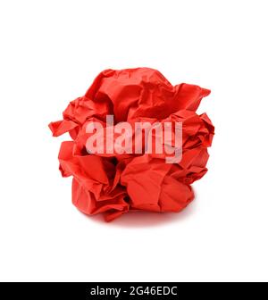 Boule de papier rouge froissés isolée sur fond blanc Banque D'Images