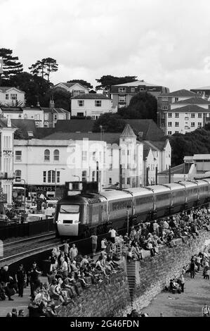 Traversez le pays avec la voiture électrique « 43357 » en tête, en direction de l'ouest depuis Dawlish. Banque D'Images