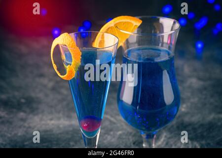 Volcan à cocktail traditionnel avec curaçao bleu et champaign offert en gros plan dans des verres design Banque D'Images