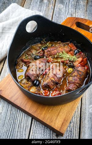 Des roulades de bœuf allemand traditionnelles cuites lentement, de style moderne, aux légumes et aux olives, dans une sauce épicée au jus de viande Banque D'Images