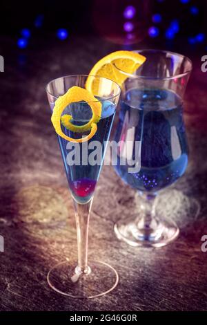 Volcan à cocktail traditionnel avec curaçao bleu et champaign offert en gros plan dans des verres design Banque D'Images