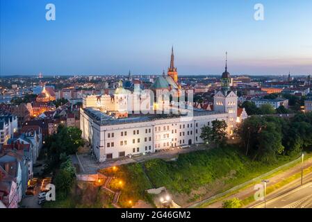 Szczecin, Pologne. Vue aérienne du château historique des Dukes de Pomeranian au crépuscule Banque D'Images