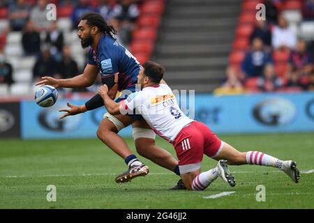 Chris Vui de Bristol Bears, attaqué par Danny Care de Harlequins Rugby Banque D'Images