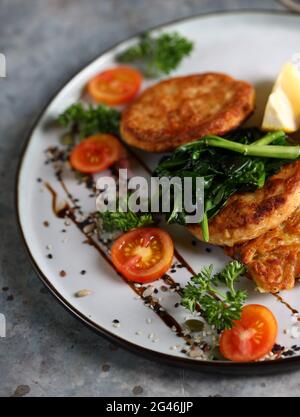 côtelettes de poulet pour le déjeuner avec un plat d'accompagnement Banque D'Images