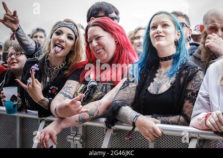 Donington Park, Leicestershire, Royaume-Uni. 19 juin 2021. Les fans de muisc profitent de la deuxième journée du festival Download Pilot, Royaume-Uni. Télécharger le festival pilote. L'événement pilote est un festival de camping d'une capacité de 10,000 et fait partie de la deuxième phase du Programme de recherche sur les événements du gouvernement. Le premier festival de fin de semaine complet avec campeurs au Royaume-Uni depuis le confinement en mars 2020. Tout le monde sur site aura effectué un test de débit latéral avant l'entrée, aura reçu un résultat négatif et aura également effectué un test PCR. Tout le monde est autorisé à chanter, danser, et même se câlin sans masque ni distanciation sociale. Crédit : Andy Gallagh Banque D'Images