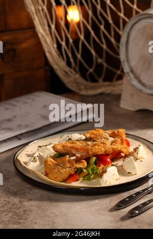 côtelettes de poulet pour le déjeuner avec un plat d'accompagnement Banque D'Images