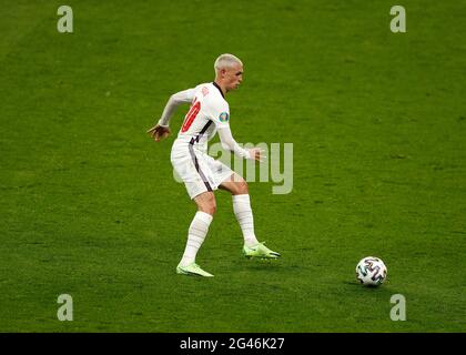 Stade Wembley, Londres, Royaume-Uni. 18 juin 2021. Championnats d'Europe de football 2021, Angleterre contre Écosse ; Phil Foden d'Angleterre sur le ballon tout en styling les cheveux blanchis inspiré par la légende de l'Angleterre Euro 96 Paul Gascoigne crédit: Action plus Sports/Alamy Live News Banque D'Images