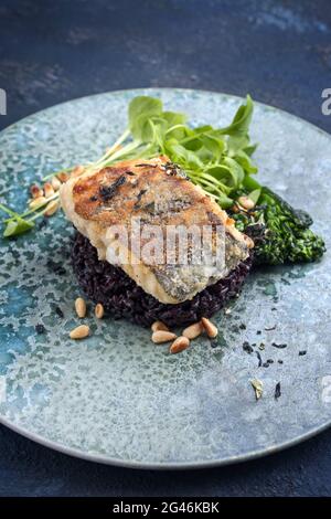 Filet de cabillaud poêlé traditionnel de style moderne dans de la chapelure avec du brocoli de bébé Banque D'Images