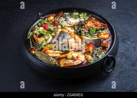 Soupe traditionnelle mexicaine de poisson et de fruits de mer de style moderne Banque D'Images