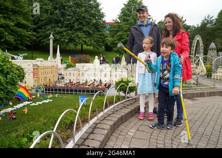 Joanna et Duncan Brett avec leur fils handicapé Sebby, sept ans, et leur fille Lottie, six ans, lors d'une visite à Legoland à Windsor. Leur fils, qui a été dit de prouver qu'il pouvait marcher avant d'être autorisé à faire une promenade dans un parc à thème, lors d'une visite précédente, est revenu à Legoland après qu'il a changé ses procédures d'évacuation. Date de la photo: Samedi 19 juin 2021. Banque D'Images