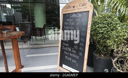 Restauration et boissons café-restaurant Blackboard affiche Menu affiche liste des prix sur le trottoir Silom Road Bangkok Thaïlande invitation à faire des affaires Banque D'Images