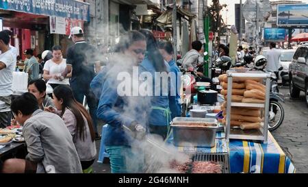 Faible coût de la nourriture de rue sur le quartier rassemblement sur le trottoir extérieur Food court à Phnom Penh Cambodge urbain ville vie cuisine locale repas du soir Banque D'Images