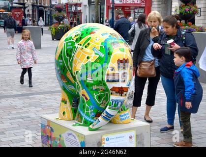 Maidstone, Kent, Royaume-Uni. 19 juin 2021. Un énorme troupeau de 81 Elmers colorés - basé sur le personnage du livre pour enfants de David McKee - a passé la nuit à Maidstone, dans le Kent, au début d'un défilé de 9 semaines en soutien au coeur de Kent Hospice. Les Elmers ont été conçus par des artistes connus et inconnus et seront mis aux enchères le 9 août pour recueillir des fonds pour l'Hospice. 'Elmer's Maidstone' Credit: Phil Robinson/Alamy Live News Banque D'Images