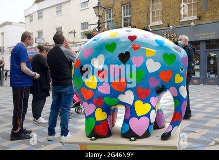 Maidstone, Kent, Royaume-Uni. 19 juin 2021. Un énorme troupeau de 81 Elmers colorés - basé sur le personnage du livre pour enfants de David McKee - a passé la nuit à Maidstone, dans le Kent, au début d'un défilé de 9 semaines en soutien au coeur de Kent Hospice. Les Elmers ont été conçus par des artistes connus et inconnus et seront mis aux enchères le 9 août pour recueillir des fonds pour l'Hospice. 'Mory Balloonss' Credit: Phil Robinson/Alay Live News Banque D'Images