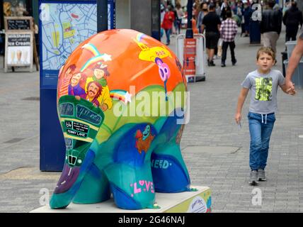 Maidstone, Kent, Royaume-Uni. 19 juin 2021. Un énorme troupeau de 81 Elmers colorés - basé sur le personnage du livre pour enfants de David McKee - a passé la nuit à Maidstone, dans le Kent, au début d'un défilé de 9 semaines en soutien au coeur de Kent Hospice. Les Elmers ont été conçus par des artistes connus et inconnus et seront mis aux enchères le 9 août pour recueillir des fonds pour l'Hospice. 'Magical Mystery Tour' Credit: Phil Robinson/Alamy Live News Banque D'Images