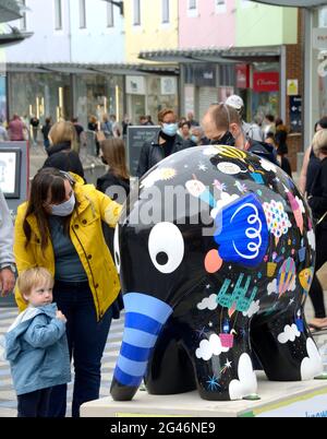 Maidstone, Kent, Royaume-Uni. 19 juin 2021. Un énorme troupeau de 81 Elmers colorés - basé sur le personnage du livre pour enfants de David McKee - a passé la nuit à Maidstone, dans le Kent, au début d'un défilé de 9 semaines en soutien au coeur de Kent Hospice. Les Elmers ont été conçus par des artistes connus et inconnus et seront mis aux enchères le 9 août pour recueillir des fonds pour l'Hospice. Crédit: Phil Robinson/Alay Live News Banque D'Images