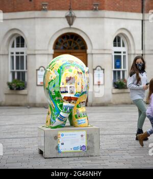 Maidstone, Kent, Royaume-Uni. 19 juin 2021. Un énorme troupeau de 81 Elmers colorés - basé sur le personnage du livre pour enfants de David McKee - a passé la nuit à Maidstone, dans le Kent, au début d'un défilé de 9 semaines en soutien au coeur de Kent Hospice. Les Elmers ont été conçus par des artistes connus et inconnus et seront mis aux enchères le 9 août pour recueillir des fonds pour l'Hospice. 'Elmer's Maidstone' Credit: Phil Robinson/Alamy Live News Banque D'Images