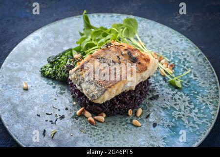 Filet de cabillaud poêlé traditionnel de style moderne dans de la chapelure avec du brocoli de bébé Banque D'Images