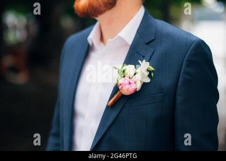 Boutonnière pour le marié de fleur de mariage Banque D'Images