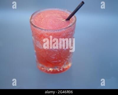 Daiquiri aux fraises surgelées un cocktail tropical savoureux et désaltérant Banque D'Images