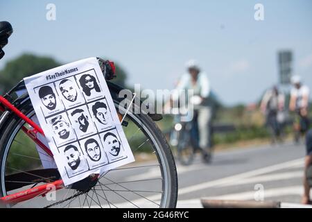 Maintal, Allemagne. 19 juin 2021. Une bicyclette à la ressemblance des victimes se tient devant les participants lors de la balade à vélo « Star for Hanau » en mémoire de l'attaque terroriste de droite. Les cyclistes de nombreuses communautés et villes de Hesse ainsi que du nord de la Bavière participent au « Ride to Remember ». Credit: Sebastian Gollnow/dpa/Alay Live News Banque D'Images