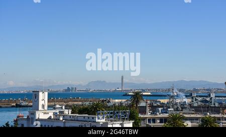 Vue panoramique sur un petit port de la ville d'Alger, mer Méditerranée. Banque D'Images