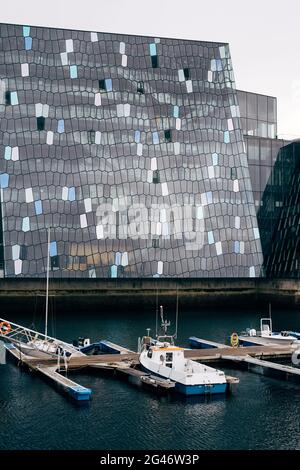 Reykjavik, Islande - 02 mai 2019 : Opéra islandais Harpa - salle de concert et centre de conférence à Reykjavik, capitale de la glace Banque D'Images