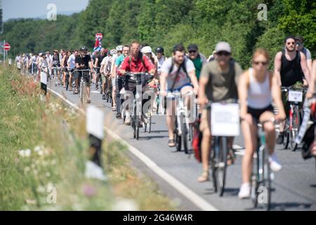 Maintal, Allemagne. 19 juin 2021. Les cyclistes prennent la direction de Hanau lors du rallye cycliste « Star for Hanau » en mémoire de l'attaque terroriste de droite. Les cyclistes de nombreuses communautés et villes de Hesse ainsi que du nord de la Bavière participent au « Ride to Remember ». Credit: Sebastian Gollnow/dpa/Alay Live News Banque D'Images