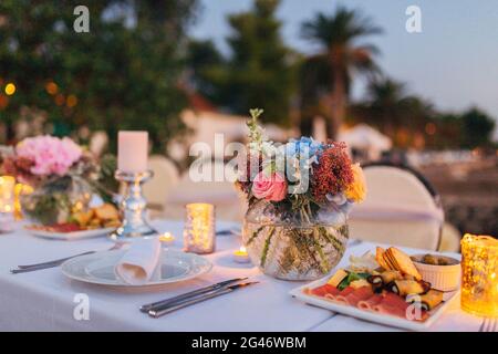 Compositions de fleurs sur la table de mariage dans un style rustique. Décorations de mariage de leurs propres mains. Banque D'Images