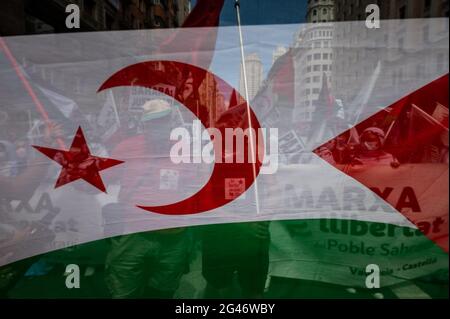 Madrid, Espagne. 19 juin 2021. Un drapeau sahraoui lors d'une manifestation où des milliers de personnes protestent pour exiger la souveraineté du peuple sahraoui sur le Sahara occidental. Les gens ont marché sous le slogan : la marche pour la liberté. Credit: Marcos del Mazo/Alay Live News Banque D'Images