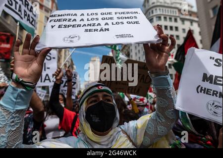 Madrid, Espagne. 19 juin 2021. Des manifestants portant des pancartes au cours d'une manifestation où des milliers de personnes protestent pour exiger la souveraineté du peuple sahraoui sur le Sahara occidental. Les gens ont marché sous le slogan : la marche pour la liberté. Credit: Marcos del Mazo/Alay Live News Banque D'Images