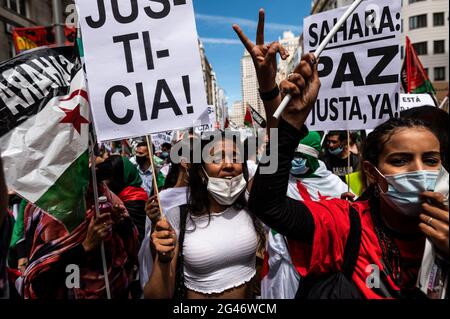 Madrid, Espagne. 19 juin 2021. Des manifestants portant des pancartes au cours d'une manifestation où des milliers de personnes protestent pour exiger la souveraineté du peuple sahraoui sur le Sahara occidental. Les gens ont marché sous le slogan : la marche pour la liberté. Credit: Marcos del Mazo/Alay Live News Banque D'Images