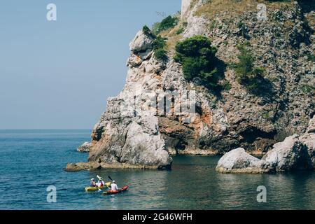 Les kayaks en mer. Kayak touristique dans la mer près de Dubrovnik, croate Banque D'Images