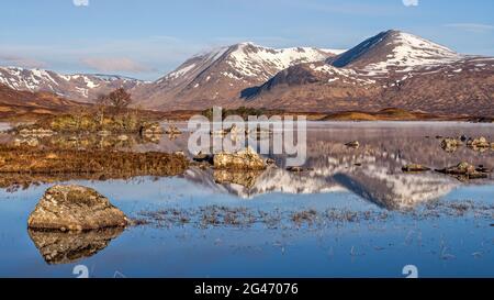 Lever du soleil de printemps sur Lochan na h-achlaise sur Rannoch Moor près de l'entrée de Glencoe dans les Highlands écossais Banque D'Images