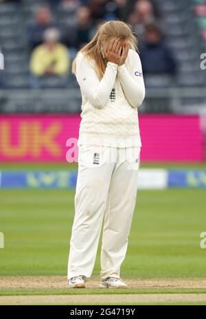Sophie Ecclestone, en Angleterre, réagit au quatrième jour du match de test international des femmes au stade du comté de Bristol. Date de la photo: Samedi 19 juin 2021. Banque D'Images