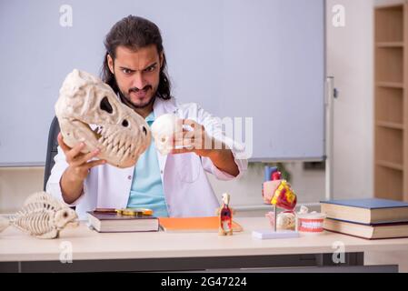 Jeune paléontologue devant le tableau blanc Banque D'Images