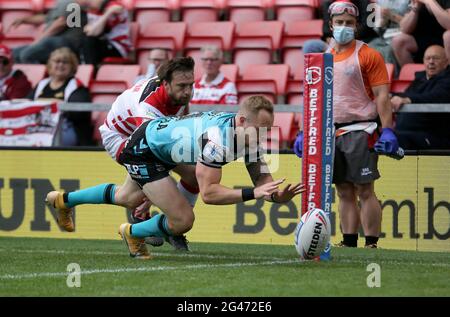 Adam Swift du FC Hull marque la deuxième tentative de son côté lors du match de la Super League de Betfred au Leigh Sports Village, Leigh. Date de la photo: Samedi 19 juin 2021. Banque D'Images