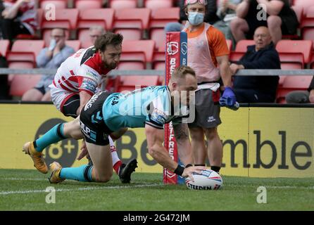 Adam Swift du FC Hull marque la deuxième tentative de son côté lors du match de la Super League de Betfred au Leigh Sports Village, Leigh. Date de la photo: Samedi 19 juin 2021. Banque D'Images